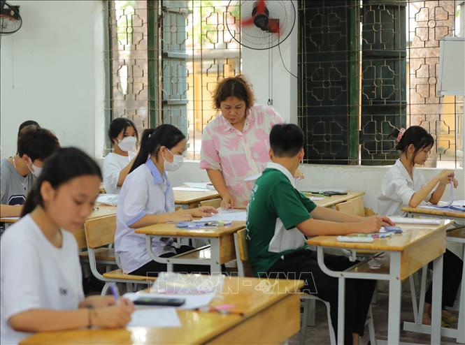 Trong ngày đầu tiên thi 10/6, cán bộ coi thi, thí sinh huyện Đan Phượng làm đúng quy chế, không có trường hợp nào vi phạm quy chế thi. Ảnh: Hoàng Hiếu - TTXVN 